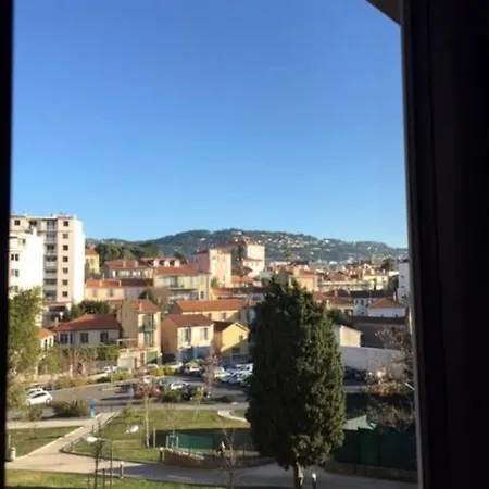 Trendy Apartment With 2 Bedrooms,2 Full Bathrooms Each With Shower,Toilet,Sink, 500M From The Centre, Private Secure Parking Apartment
