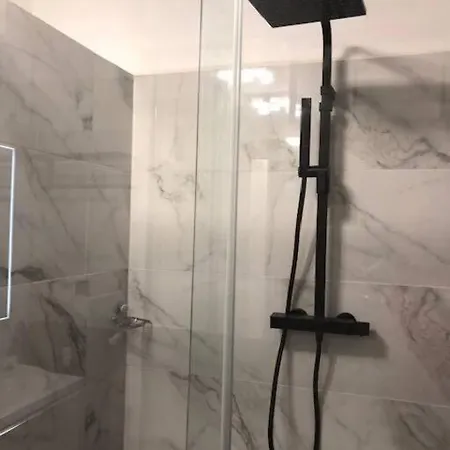 Apartment Trendy Apartment With 2 Bedrooms,2 Full Bathrooms Each With Shower,Toilet,Sink, 500M From The Centre, Private Secure Parking *