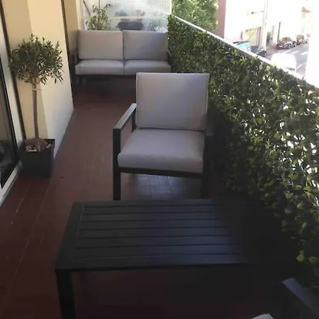 Trendy Apartment With 2 Bedrooms,2 Full Bathrooms Each With Shower,Toilet,Sink, 500M From The Centre, Private Secure Parking Apartment *