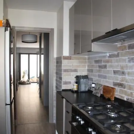 Apartment Trendy Apartment With 2 Bedrooms,2 Full Bathrooms Each With Shower,Toilet,Sink, 500M From The Centre, Private Secure Parking *