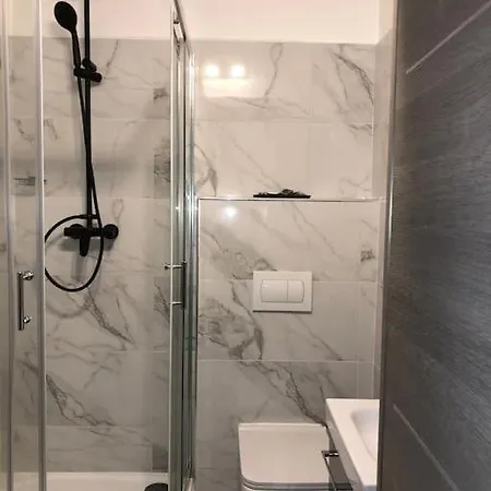 Trendy Apartment With 2 Bedrooms,2 Full Bathrooms Each With Shower,Toilet,Sink, 500M From The Centre, Private Secure Parking Apartment