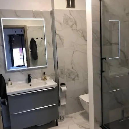 Apartment Trendy Apartment With 2 Bedrooms,2 Full Bathrooms Each With Shower,Toilet,Sink, 500M From The Centre, Private Secure Parking Cannes