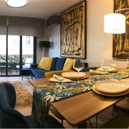 Apartment Trendy Apartment With 2 Bedrooms,2 Full Bathrooms Each With Shower,Toilet,Sink, 500M From The Centre, Private Secure Parking *