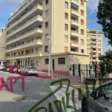 Trendy Apartment With 2 Bedrooms,2 Full Bathrooms Each With Shower,Toilet,Sink, 500M From The Centre, Private Secure Parking *